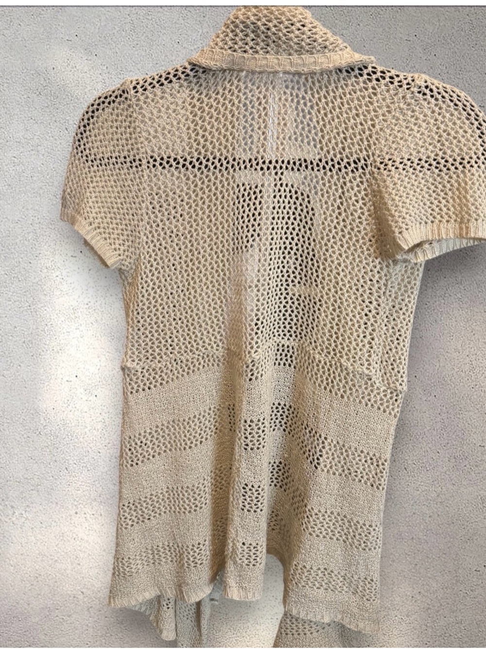 Ready for summer? Discover the Crochet Open-Front Duster Vest in Cream Tan. - Picture 3 of 6